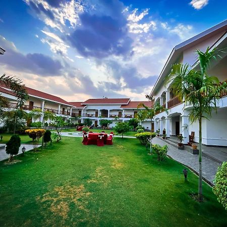 Hotel Earth Light Sauraha Чітаван Екстер'єр фото