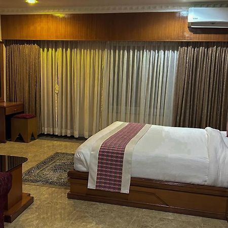 Hotel Earth Light Sauraha Чітаван Екстер'єр фото