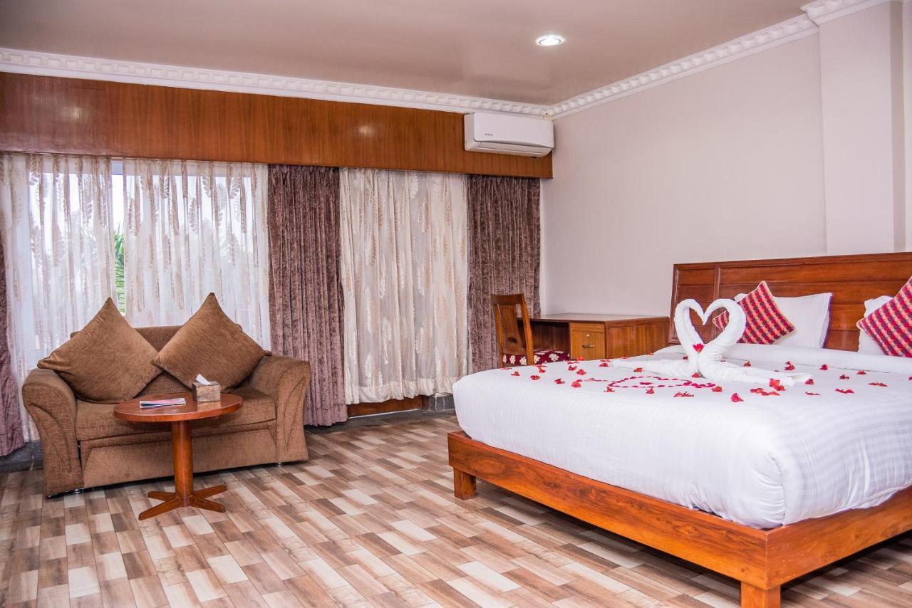 Hotel Earth Light Sauraha Чітаван Екстер'єр фото