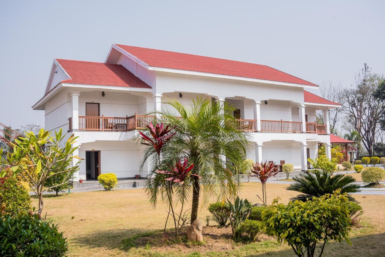 Hotel Earth Light Sauraha Чітаван Екстер'єр фото
