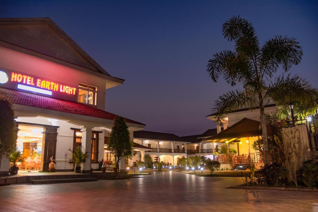 Hotel Earth Light Sauraha Чітаван Екстер'єр фото