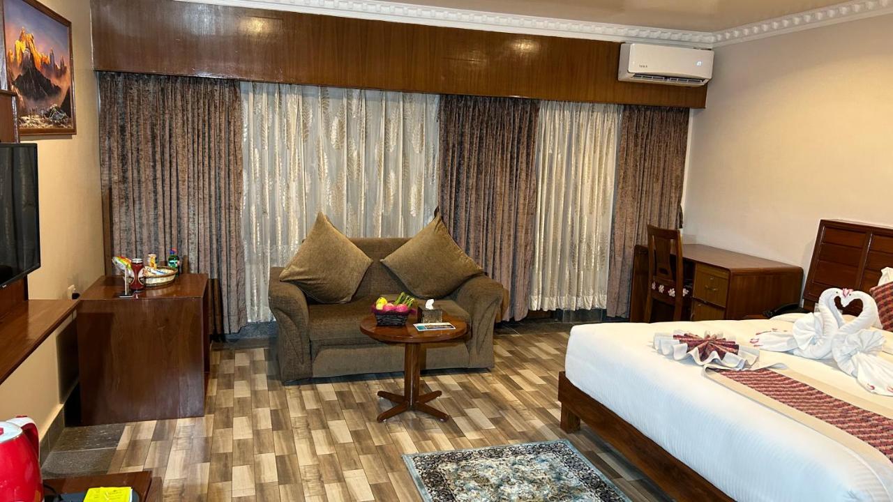 Hotel Earth Light Sauraha Чітаван Екстер'єр фото