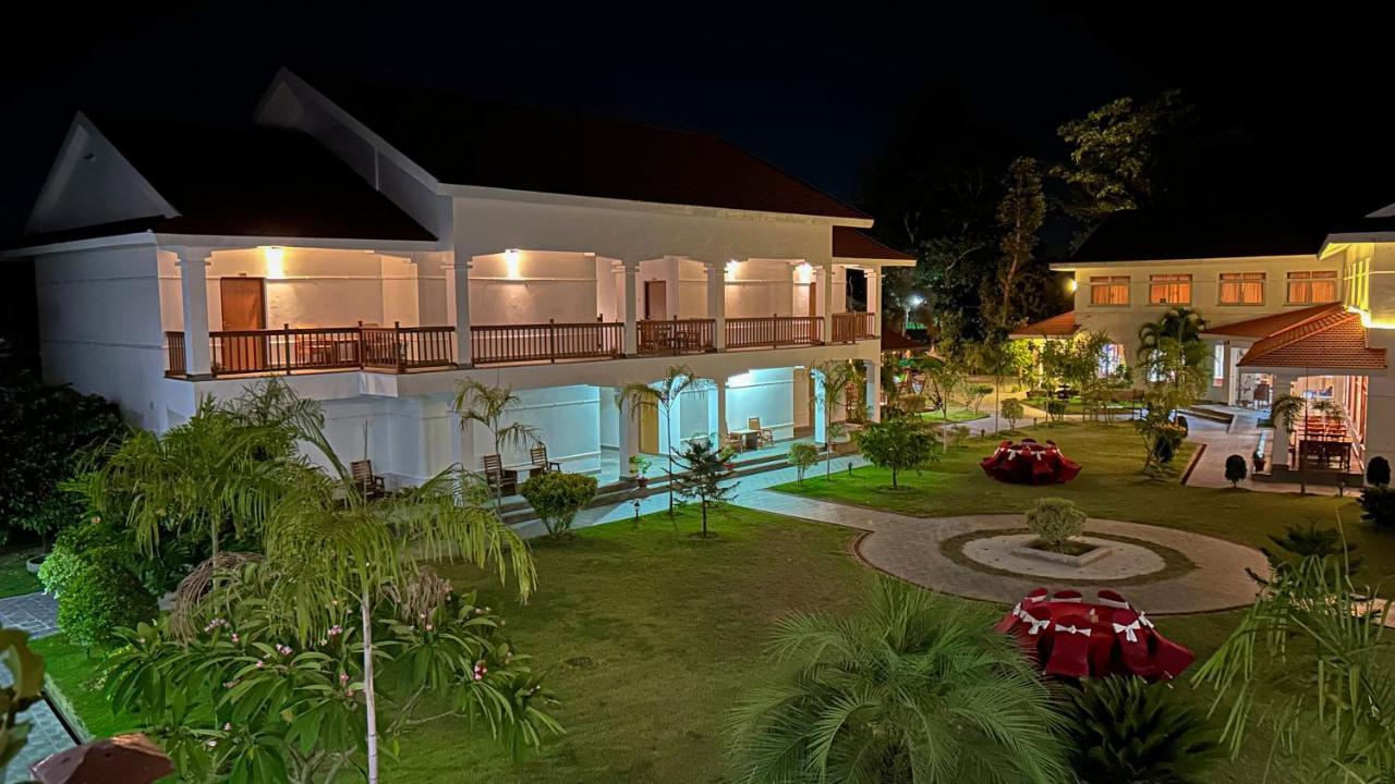 Hotel Earth Light Sauraha Чітаван Екстер'єр фото