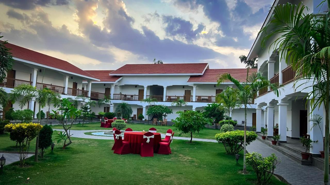 Hotel Earth Light Sauraha Чітаван Екстер'єр фото