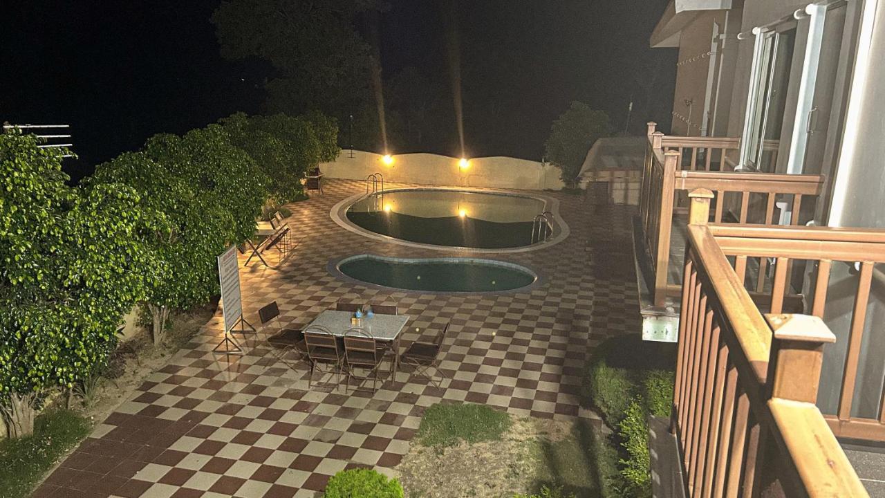 Hotel Earth Light Sauraha Чітаван Екстер'єр фото