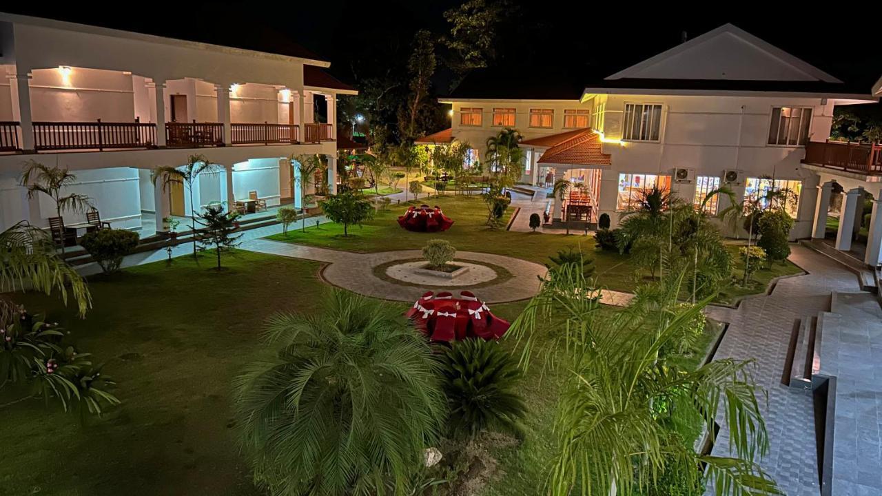 Hotel Earth Light Sauraha Чітаван Екстер'єр фото