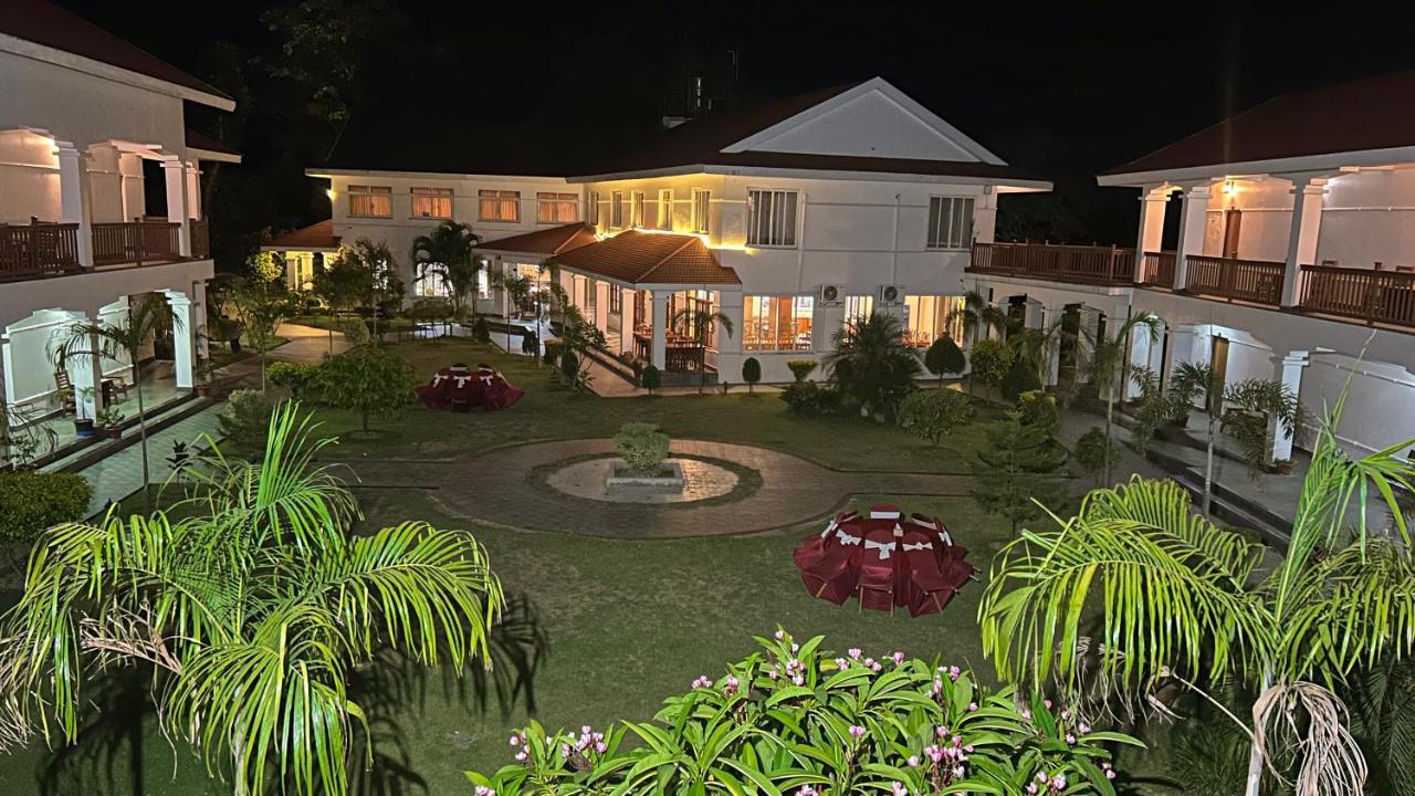Hotel Earth Light Sauraha Чітаван Екстер'єр фото