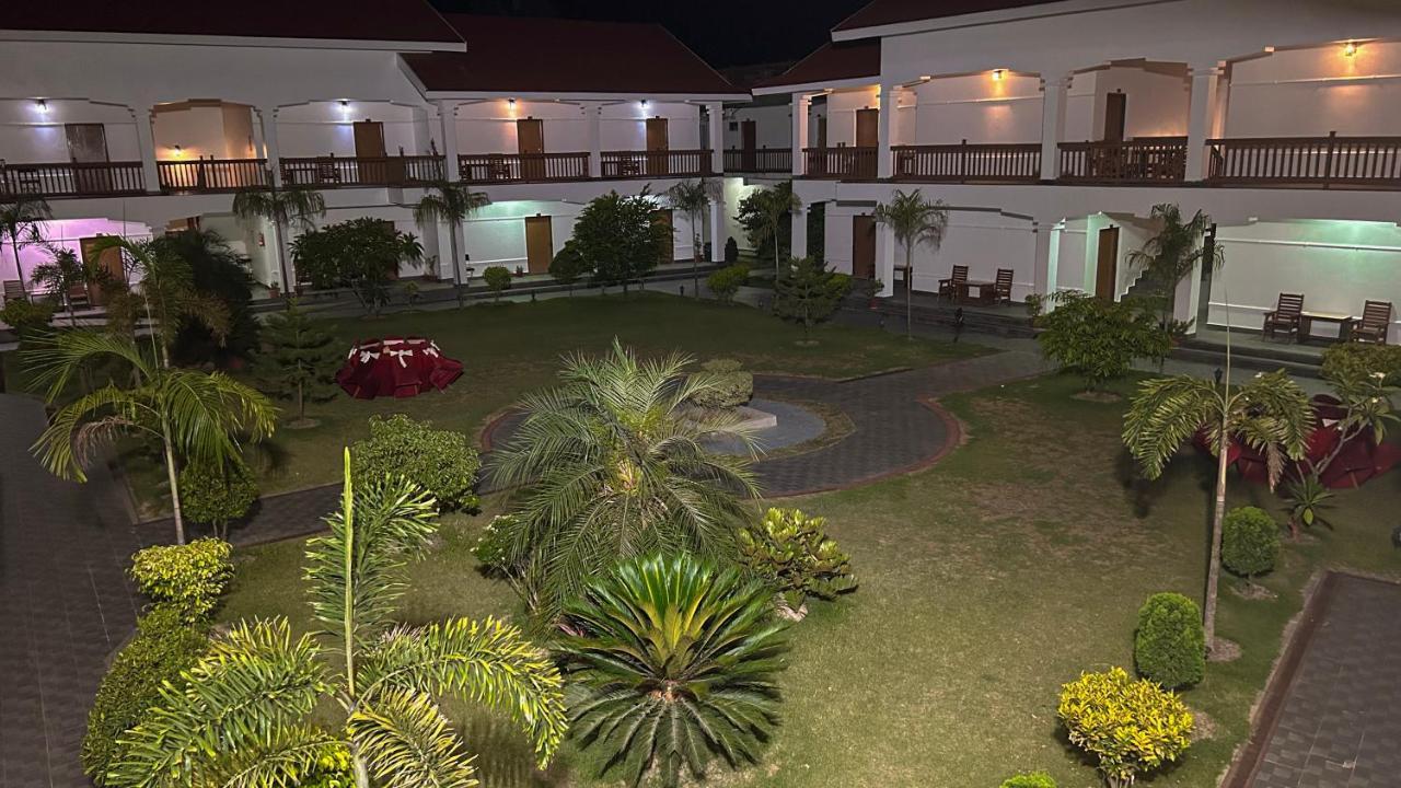 Hotel Earth Light Sauraha Чітаван Екстер'єр фото