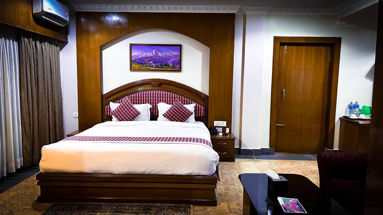 Hotel Earth Light Sauraha Чітаван Екстер'єр фото