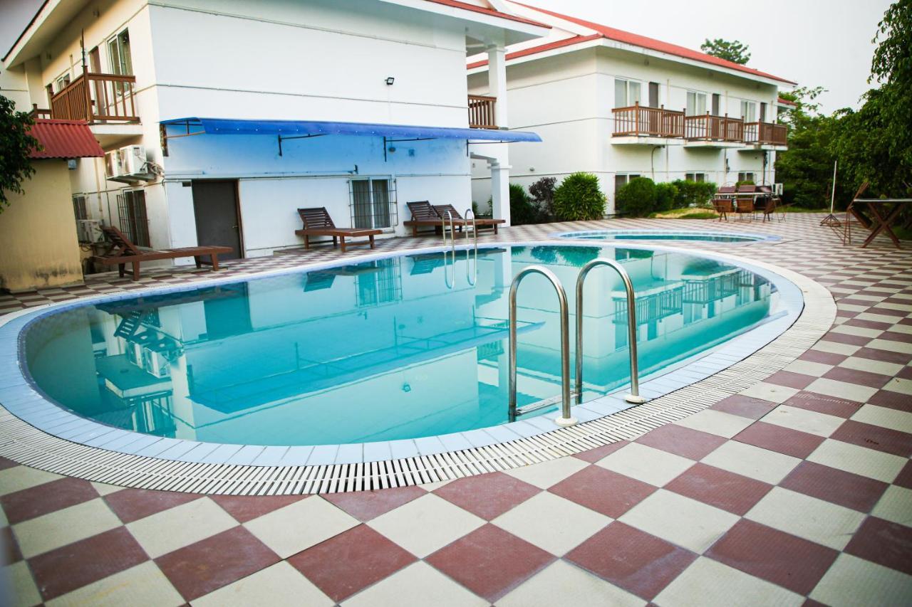 Hotel Earth Light Sauraha Чітаван Екстер'єр фото
