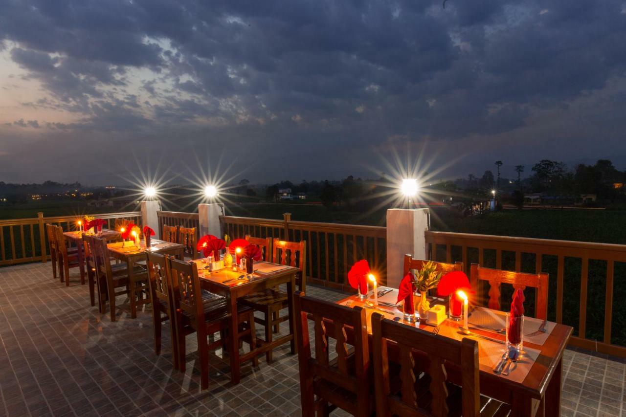 Hotel Earth Light Sauraha Чітаван Екстер'єр фото